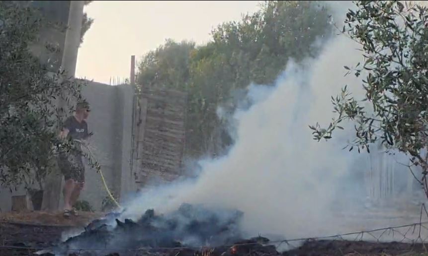 VIDEO/ Zjarr në oborrin e një banese në Libofshë, vatra neutralizohet nga zjarrfikësit