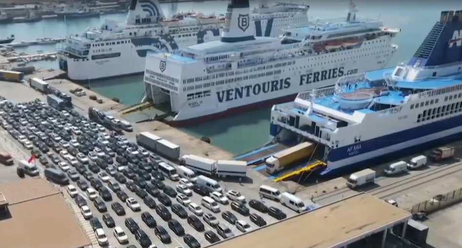 Emigrantët vijnë për pushime/ Fluks, por jo rradhë në Portin e Durrësit, Kakavijë e Kapshticë