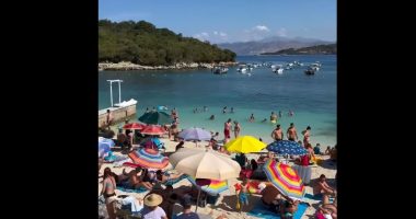 Sezoni turistik, Rama ndan pamje nga plazhi publik në Ksamil