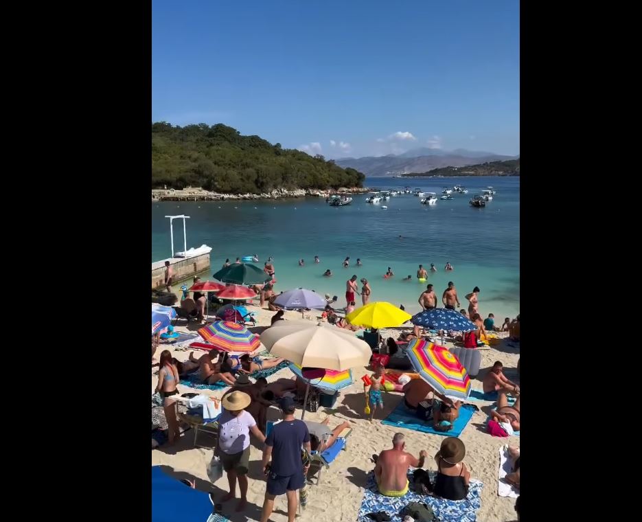 Sezoni turistik, Rama ndan pamje nga plazhi publik në Ksamil