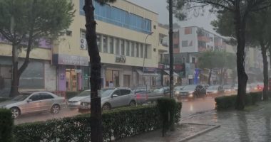 VIDEO/ Moti i keq edhe në Lezhë, reshje shiu dhe vështirësi në qarkullimin e automjeteve