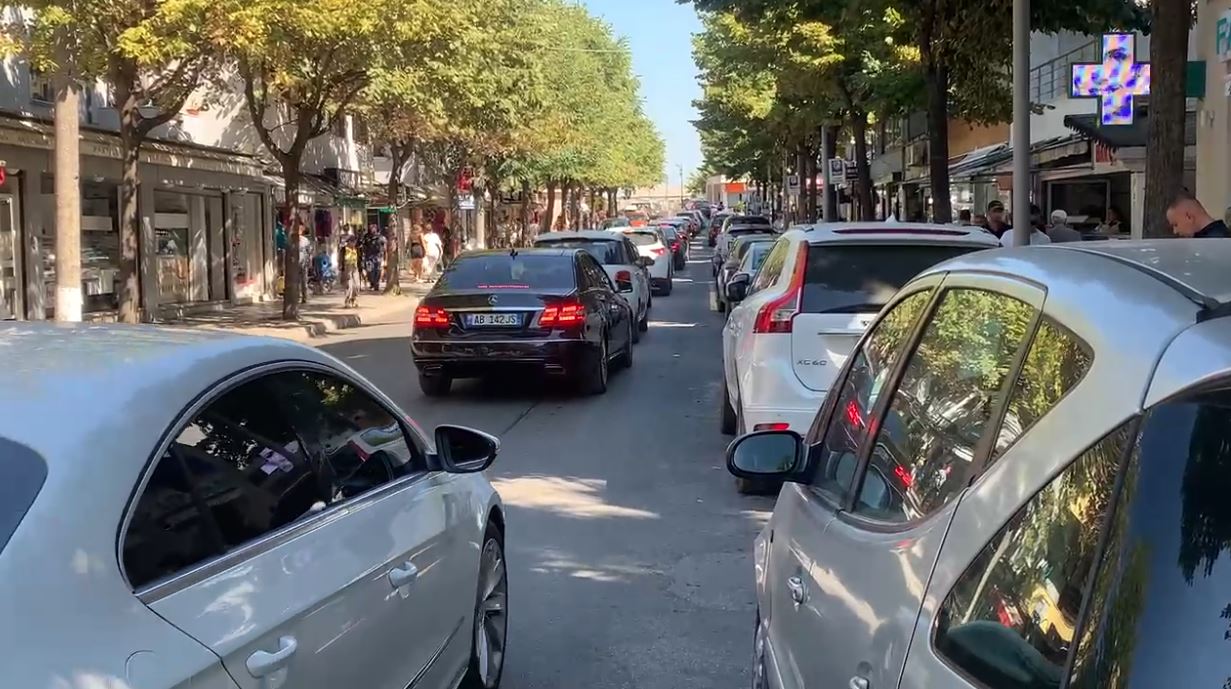 Trafik i rënduar në Lezhë/ Sezoni turistik shton automjetet në qarkullim