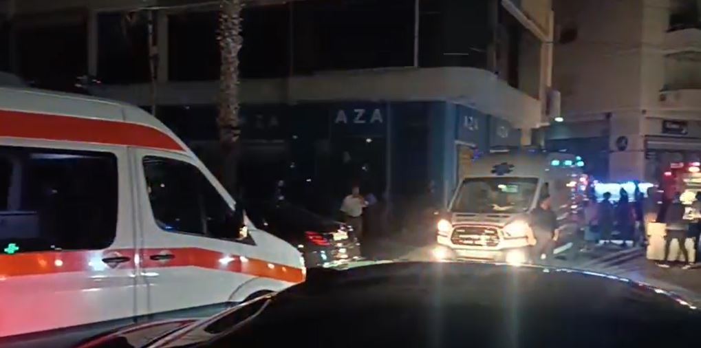 VIDEO/ Zjarr në katin e parë të një pallati në Lushnje, ndërhyjnë zjarrfikësit