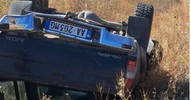 Aksident në aksin Korçë-Ersekë/ Automjeti përmbyset në anë të rrugës, lëndohen dy persona