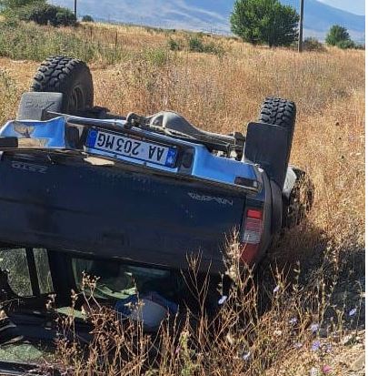Aksident në aksin Korçë-Ersekë/ Automjeti përmbyset në anë të rrugës, lëndohen dy persona