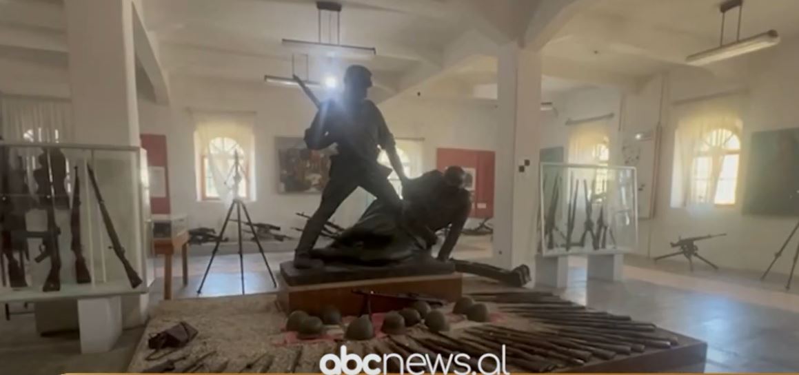 Kalaja plot, Muzeu i harruar/ Gjirokastër, bileta e dyfishtë largon vizitorët nga Muzeu i Armëve