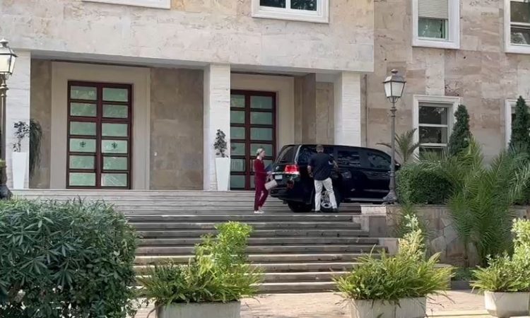 VIDEO/ Diplomatja e SHBA në zyrën e Ramës, Nancy Vanhorn takon kryeministrin para fillimit të mandatit