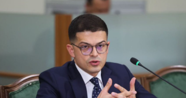 “Luftë me flakët nga ajri në Fushë Arrëz”/ Vengu: Helikopterët e Forcës Ajrore dhe nga Emiratet e Bashkuara Arabe ndihmuan në operacion