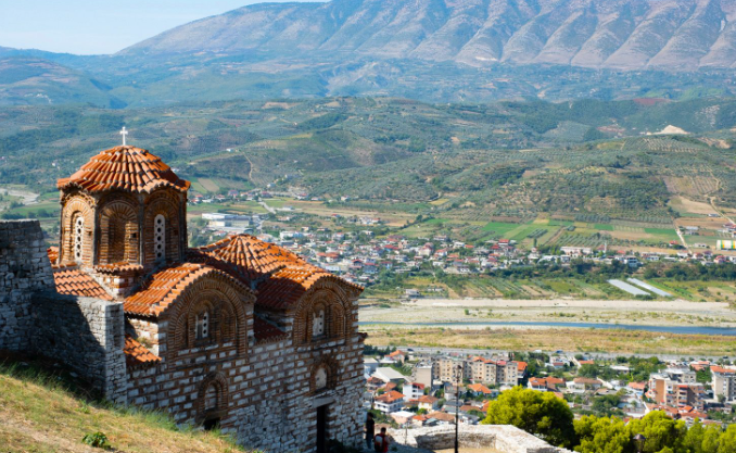 “Nga komunizmi, në turizëm”/ “Wanderlust”: Në Shqipëri, natyrë e bukur e trashëgimi kulturore