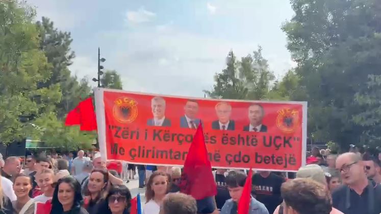 “Kundër padrejtësisë! Në mbrojtje të UÇK-së dhe së vërtetës”, mbyllet protesta në Prishtinë