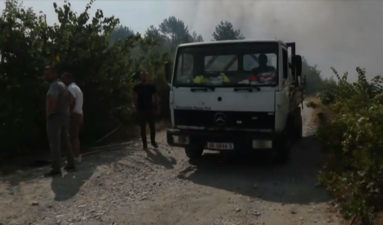 Tre helikopterë mbi Gramsh/ Rrezikohen disa fshatra, nis evakuimi i banorëve në Nartë dhe Skendërbegas