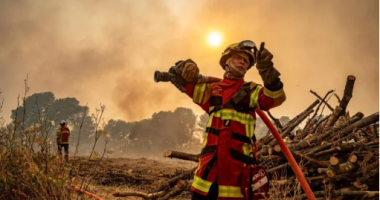 Franca përballet me zjarrin më të madh në dekada