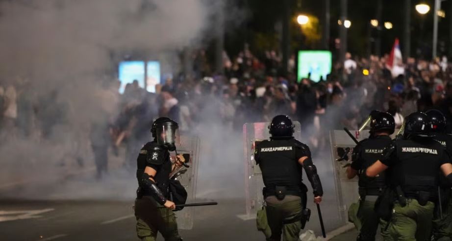 Tensionet në Serbi/ Ambasadori i BE-së në Serbi: Dënojmë dhunën në protesta, të nisin hetimet