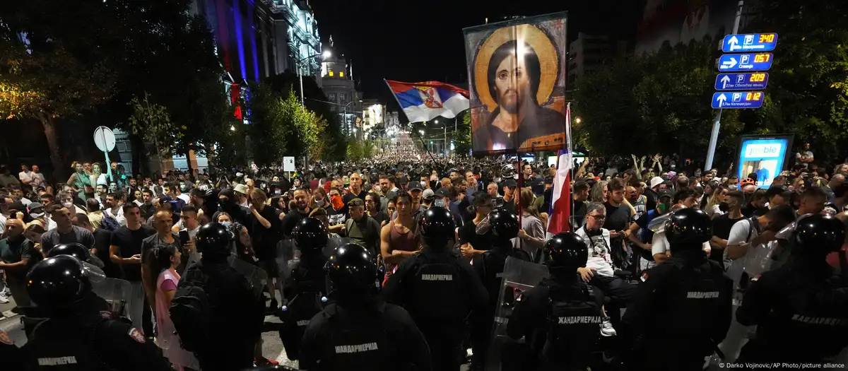 Serbi, mblidhet Këshilli Sigurisë/ Mbledhja u kryesua nga Vuçiç, pas protestave të mëdha që përfshinë vendin