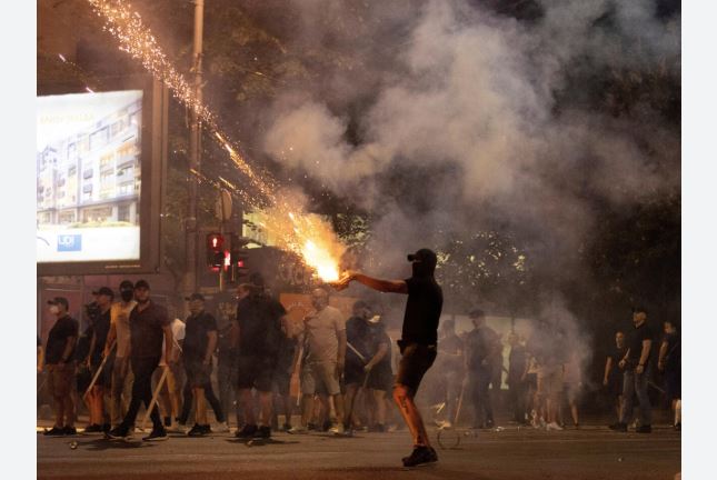 Serbi, flakë e dhunë në protesta/ Demostruesit kërkojnë largimin e Vuçiç, përplasje me policinë