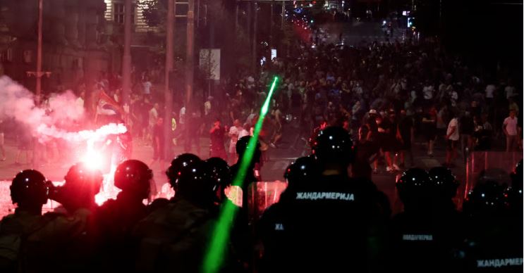 Serbi, protesta dhe përplasje/ Vijojnë protestat, policia shpërndan turmën me gazlotsjellës