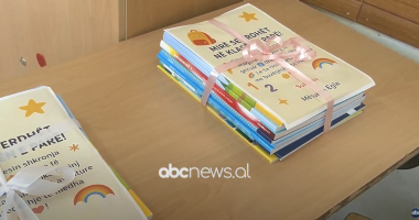 Libra falas për nxënësit/ Fillon shpërndarja e teksteve nëpër shkolla