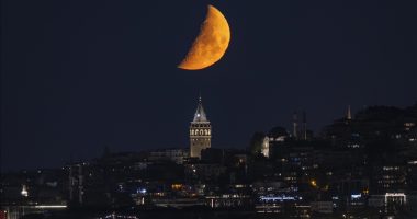 Gjysmëhëna krijon harmoni perfekte mbi strukturat historike të Stambollit