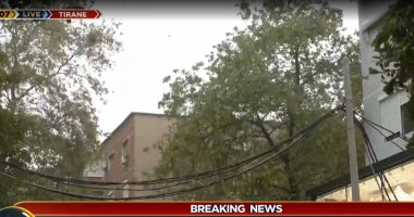 VIDEO/ Vjen stuhia, gushti mbyllet me shi, era e fortë shkakton dëme në kryeqytet