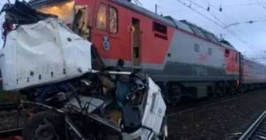 VIDEO/ Autobusi përplaset me trenin, 1 i vdekur dhe 11 të plagosur në Rusi