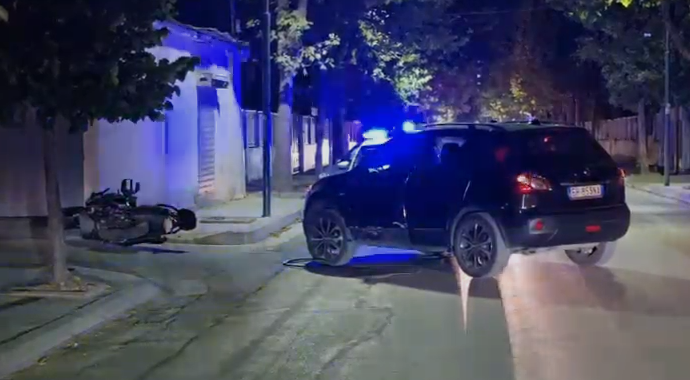 Aksident në Vlorë/ Makina përplas motorin, një person i plagosur