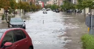 VIDEO/ Moti keq shkakton vështirësi të lëvizjes së automjeteve në disa akse në Vlorë, rrugët kthehen në ‘lumenj’