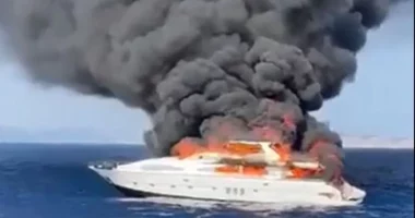 VIDEO/ Jahti përfshihet nga flakët në afërsi të Ibizës, shpëtohen personat që ishin në bord