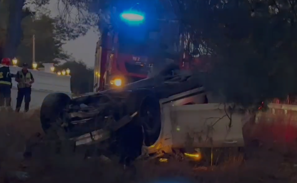 Fier, makina del nga rruga/ Drejtuesi i mjetit dhe tre pasagjerët përfundojnë në spital