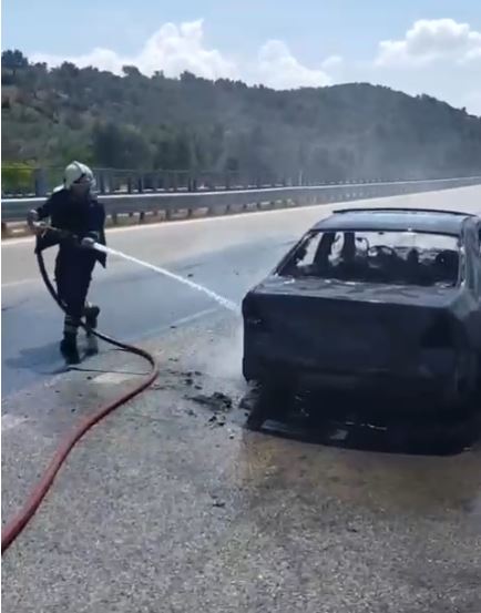 Vlorë, makina merr flakë në autostradë, ndërhyjnë zjarrfikësit