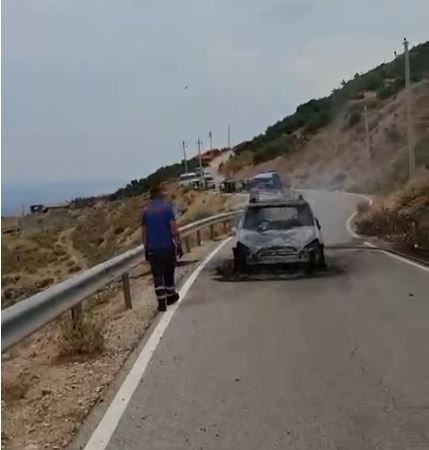 VIDEO/ Merr flakë makina në Vlorë, shkak dyshohet një shkëndijë elektrike