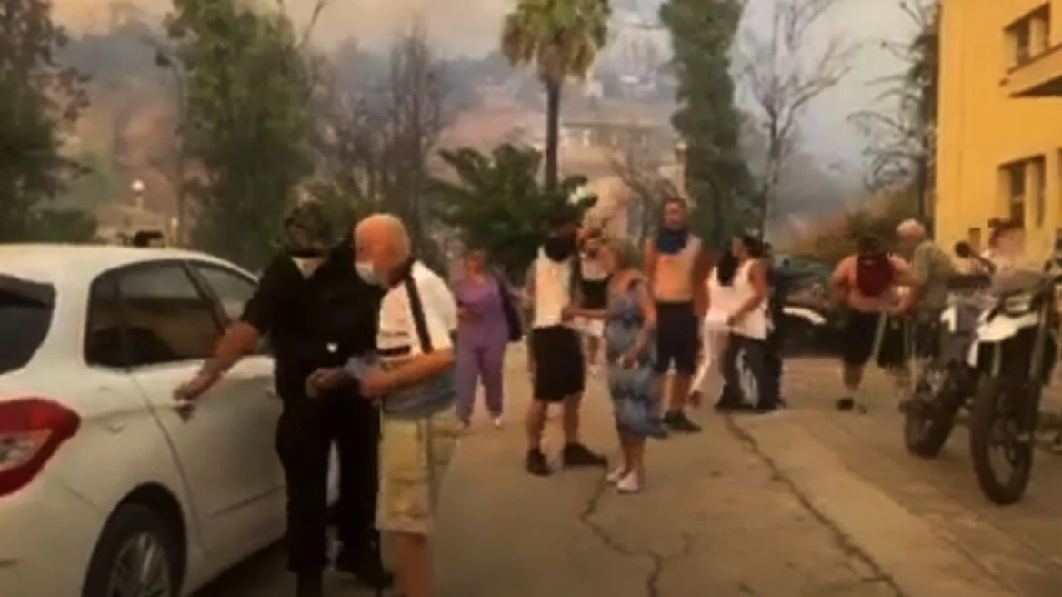 VIDEO/ Greqi, zjarret detyrojnë evakuimin e një spitali fëmijësh dhe të një azili pleqsh në Patras