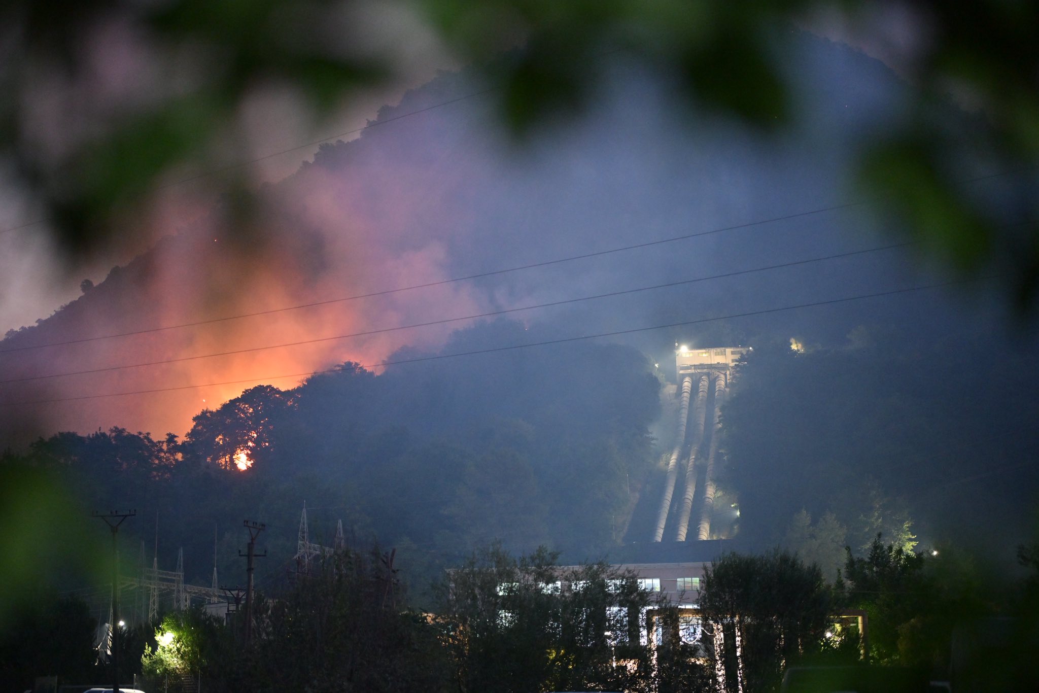 Situata e zjarreve në Finiqit, Vengu: Forcat Operacionale ndërhyjnë për shpëtimin e banesave dhe hidrocentralit të Bistricës