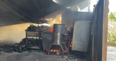 VIDEO/ Zjarri në afërsi të superstradës Lezhë-Milot, raportohet për dëme të shumta materiale