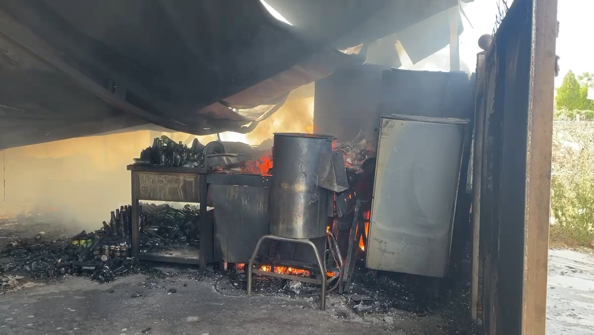 VIDEO/ Zjarri në afërsi të superstradës Lezhë-Milot, raportohet për dëme të shumta materiale