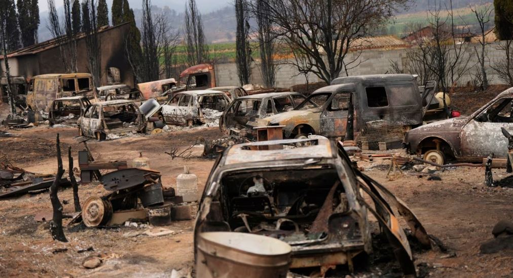 Temperaturat e larta rrezikojnë të rindezin zjarrin e madh në Francë