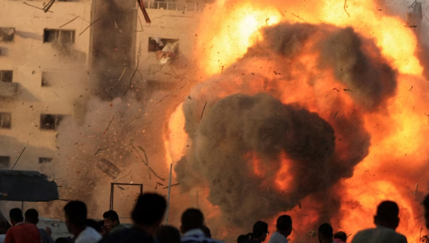 Ushtria izraelite thotë se do të përdorë “forcë të paprecedent” në Qytetin e Gazës