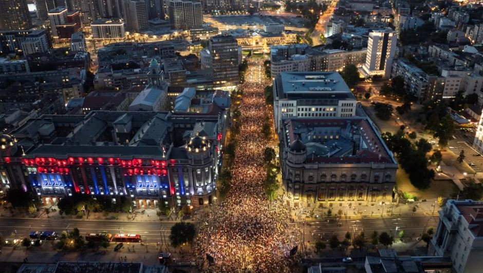 Dhjetëra mijëra njerëz nëpër rrugët e Beogradit kërkojnë zgjedhje dhe ndryshim të qeverisë