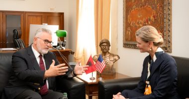 “Identifikuam fushat që përputhen me interesat e SHBA”, e Ngarkuara me Punë Nancy VanHorn takim me ministrin Toni Gogu