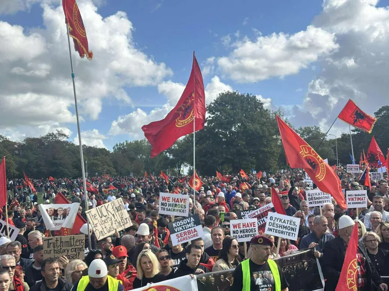 “Liri për heronjtë tanë”, mbyllet protesta në Hagë, mijëra qytetarë thirrje për drejtësi për ish-krerët e UÇK-së