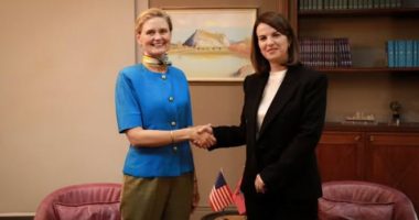 VanHorn në zyrën e Albana Koçiut: SHBA riafirmon mbështetjen për Shqipërinë në luftën kundër krimit të organizuar