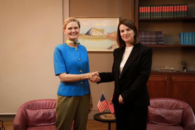 VanHorn në zyrën e Albana Koçiut: SHBA riafirmon mbështetjen për Shqipërinë në luftën kundër krimit të organizuar