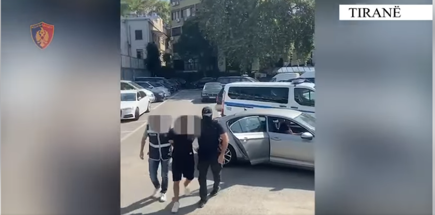 Drogë me postë nga Spanja në Shqipëri/ Pranga “korrierit”, shpallet në kërkim porositësi