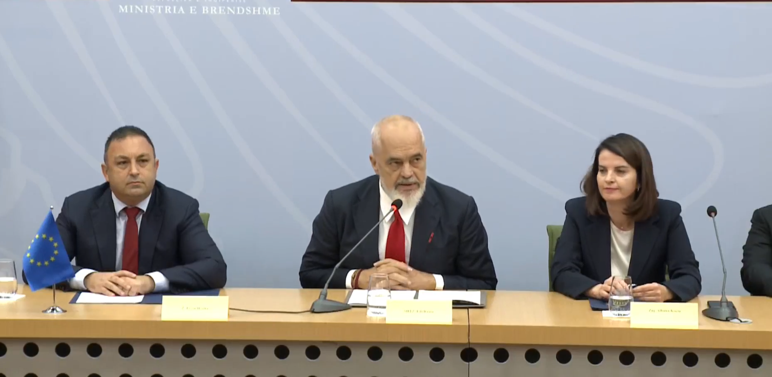 Reformë Ministrisë së Brendshme/ Rama i pakënaqur me ritmet e punës, prezanton ministren Koçiu