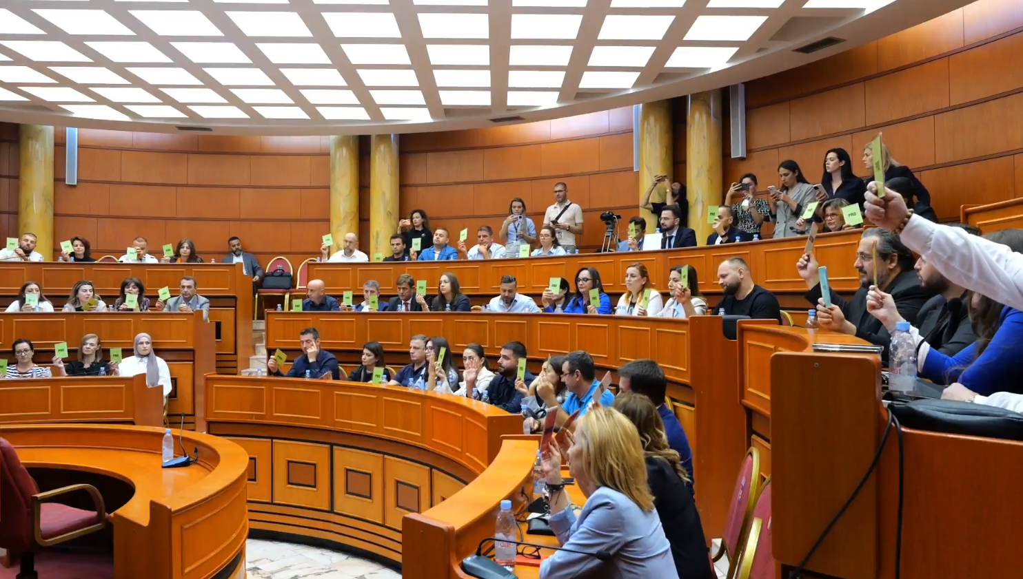 Nis shkarkimi i Veliajt/ Këshilli Bashkiak me votë unanime miraton propozimin