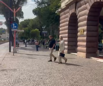 VIDEO/ E ngarkuara me punë e SHBA në Tiranë, takime në Kryesinë e Kuvendit