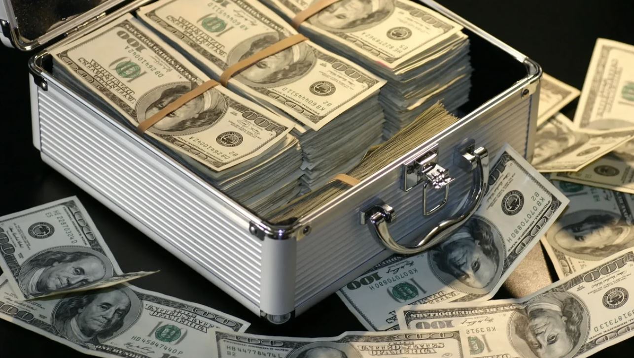 FBI ofron shpërblim prej 100 mijë dollarësh për gjetjen e vrasësit të Charlie Kirk