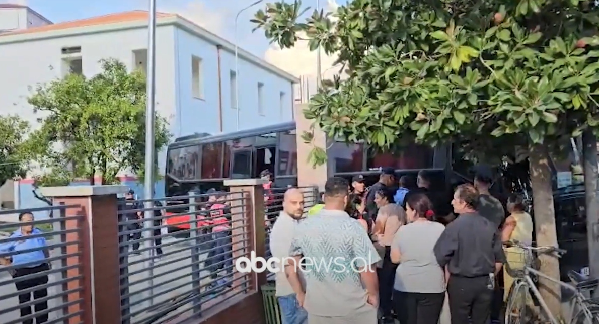 VIDEO/ Operacioni “blic” në Elbasan, 30 të arrestuarit transferohen drejt Tiranës nën masa sigurie