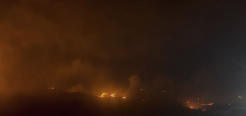 VIDEO/ Zjarr në fshatin Poro të Vlorës, zjarrfikësit në vendngjarje