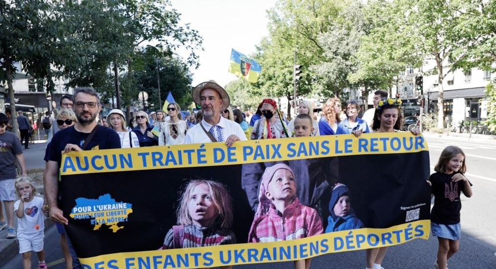 Britania vendos sanksione të reja ndaj Rusisë për dëbimin e fëmijëve ukrainas