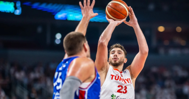 Osmani “from Tropoja” mund Serbinë/ Basketbollisti shqiptar shkëlqen me Turqinë në Europian
